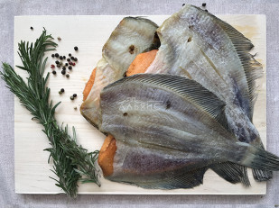 Вобла вяленая астраханская крупная: Камбала камчатская вяленая с икрой